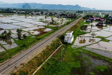 Kırsal, Pangkep, Endonezya 'daki tren yolu ve pirinç tarlalarının manzarası