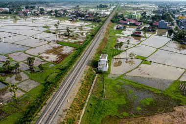 Kırsal, Pangkep, Endonezya 'daki tren yolu ve pirinç tarlalarının manzarası