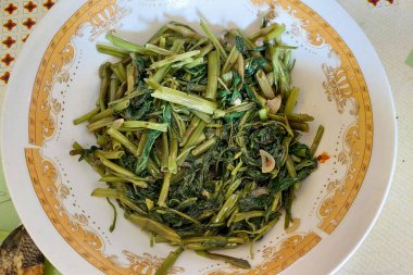 Yemek odasındaki yemek masasındaki tabakta lahana sebzesi.