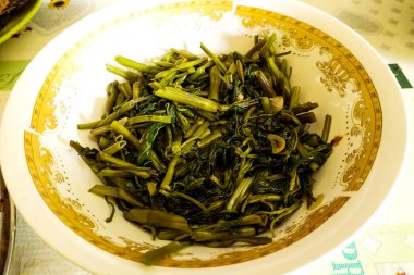 Yemek odasındaki yemek masasındaki tabakta lahana sebzesi.