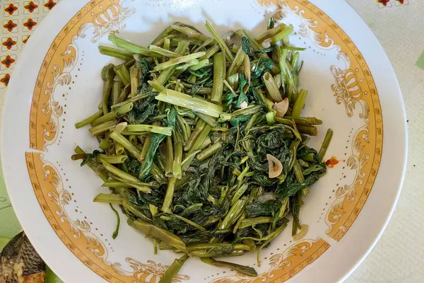 Yemek odasındaki yemek masasındaki tabakta lahana sebzesi.