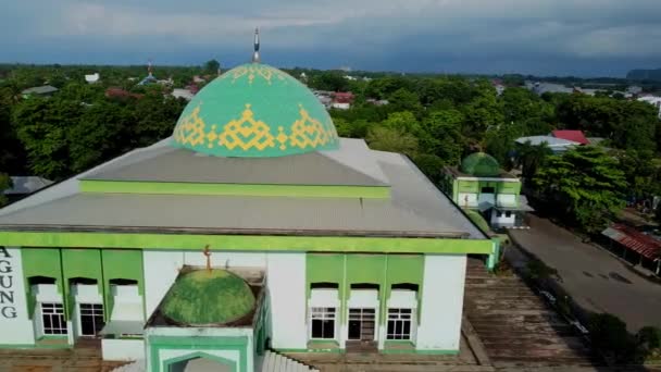 Monumento Histórico Gran Mezquita Pangkep Indonesia Atmósfera Urbana Con Vasta — Vídeo de stock