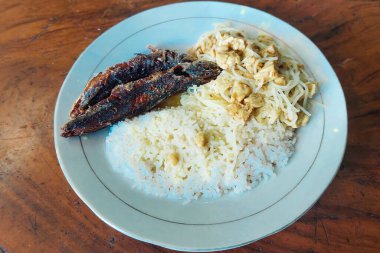 Kızarmış balık ve sebzelerle karıştırılmış pirinç.