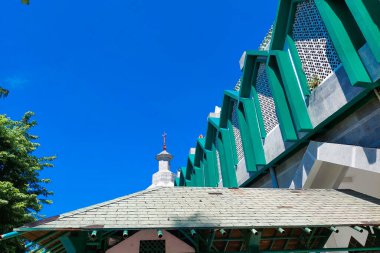 Aydınlık bir günde Makassar 'daki Al-Markaz camisine sanatsal bakış açısı