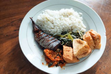 Kızarmış balık ve sebzelerle karıştırılmış pirinç.