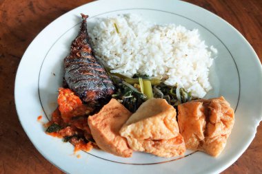 Kızarmış balık ve sebzelerle karıştırılmış pirinç.