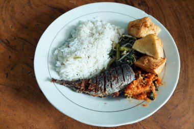 Kızarmış balık ve sebzelerle karıştırılmış pirinç.