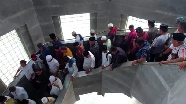 モスク礼拝者の列がマカッサルのアル マルカ モスクの階段を降りる — ストック動画