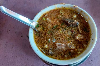 Pullubasa, Endonezya 'nın Makassar şehrinde yenmeye hazır, tipik bir yemektir.