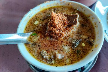 Pullubasa, Endonezya 'nın Makassar şehrinde yenmeye hazır, tipik bir yemektir.