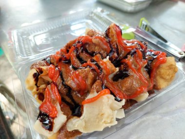 Endonezya yemeği - Batagor balık, tapyoka ve hamur köftesine sarılı baharatlardan yapılır ve kızartılır. Baharatlı fıstık sosuyla servis edilir.