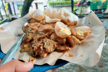 Endonezya yemeği - kağıt üzerinde gado gado, yemeye hazır