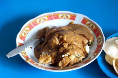 Endonezya yemeği - yemek masasında beyaz tabakta gado gado