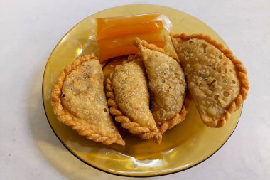 Endonezya yemeği - Tabakta Jalangkote, bu Güney Sulawesi bölgesinden tipik bir yemek.