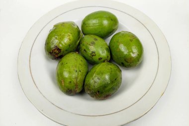 Kedondong ayrıca ambarella meyvesi, otaheite elması ya da ahşap bir masada beyaz bir tabakta lezzetli olan sıcak erik olarak da bilinir..