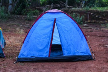 Koni çadırı sabah güneşine maruz kalır. Bu etkinlik aile kampı günüdür.