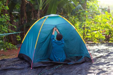 Koni çadırı sabah güneşine maruz kalır. Bu etkinlik aile kampı günüdür.