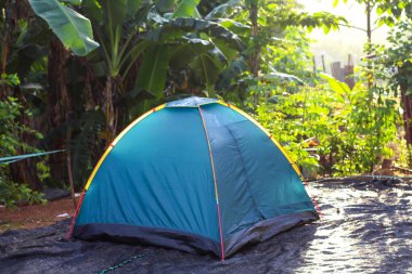 Koni çadırı sabah güneşine maruz kalır. Bu etkinlik aile kampı günüdür.