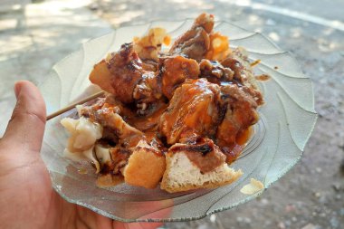 Endonezya yemeği - Batagor balık, tapyoka ve hamur köftesine sarılı baharatlardan yapılır ve kızartılır. Baharatlı fıstık sosuyla servis edilir.