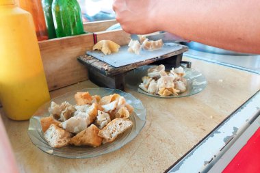 Endonezya yemeği - Batagor balık, tapyoka ve hamur köftesine sarılı baharatlardan yapılır ve kızartılır. Baharatlı fıstık sosuyla servis edilir.