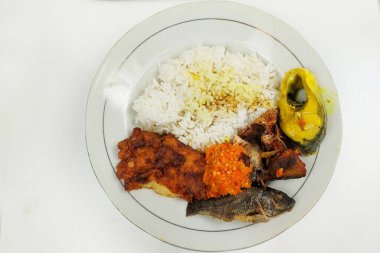 Kızarmış balık ve sebzelerle karıştırılmış pirinç.