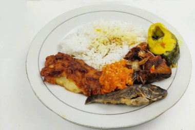 Kızarmış balık ve sebzelerle karıştırılmış pirinç.