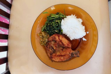 Kızarmış balık ve sebzelerle karıştırılmış pirinç.