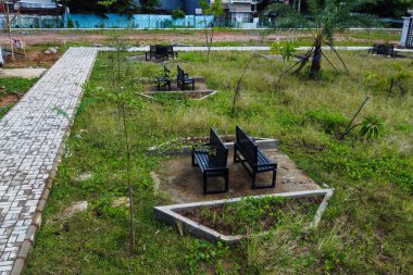 Salon sandalyeleri en üst görüntüde bahçede sıraya dizildi.