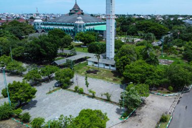 Açık bir günde Al Markaz Camii 'nin manzarası