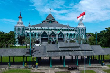 Güneşli bir günde Al Markaz Camii 'nin cepheden görünüşü