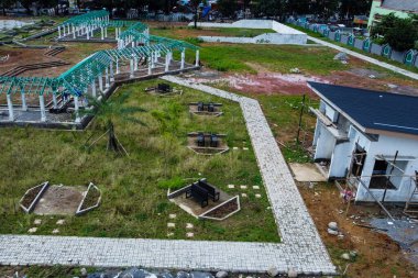 Güneşli bir günde yukarıda görülen yeni Al Markaz Parkı manzarası