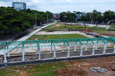 Güneşli bir günde yukarıda görülen yeni Al Markaz Parkı manzarası