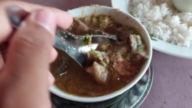Pullubasa, Endonezya 'nın Makassar şehrinde yenmeye hazır, tipik bir yemektir.