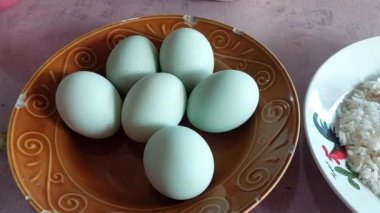 Kaynamış ördek yumurtalarını tabakta yemeye hazır.