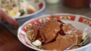 Endonezya yemeği - yemek masasında beyaz tabakta gado gado