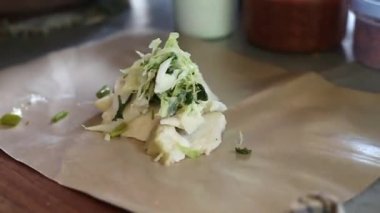 Endonezya yemeği - kağıt üzerinde gado gado, yemeye hazır