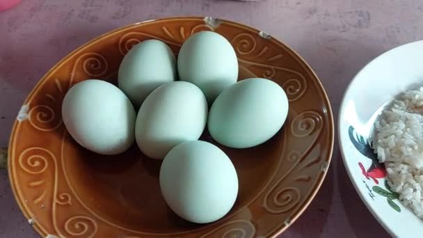 Kaynamış Ördek Yumurtalarını Tabakta Yemeye Hazır — Stok video