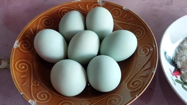 Kaynamış Ördek Yumurtalarını Tabakta Yemeye Hazır — Stok video