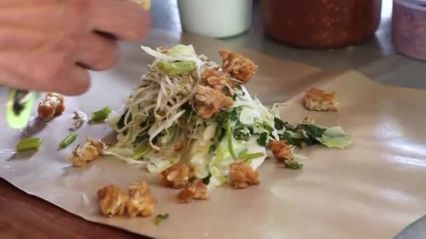 Indonesisches Essen Gado Gado Auf Papier Fertig Zum Essen — Stockvideo
