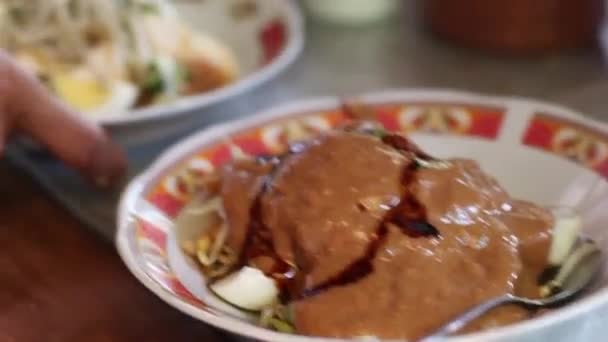 Индонезийская Еда Гадо Гадо Белой Тарелке Обеденном Столе — стоковое видео