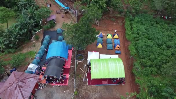 캠프의 전망은 모양의 텐트와 나무로 줄지어 있습니다 — 비디오