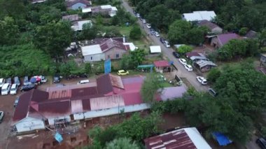 Oturanların evinin yanına düzgün park edilmiş birkaç araba görebilirsiniz.