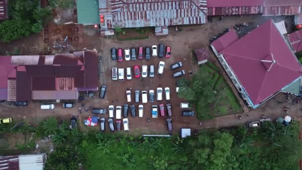 Puteți Vedea Mai Multe Mașini Parcate Frumos Lângă Casele Locuitorilor — Videoclip de stoc