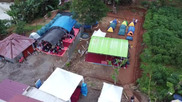 Kampın Üst Manzarası Koni Şeklindeki Çadırlar Yeşil Ağaçlarla Kaplı — Stok video