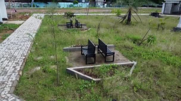 Σαλόνια Καρέκλες Παρατάσσονται Στον Κήπο Στο Πάνω Πλάνο Θέα — Αρχείο Βίντεο