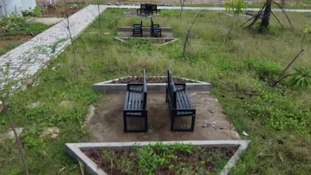 Les Chaises Longues Sont Alignées Dans Jardin Dans Vue Sur — Video