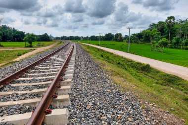Öğleden sonra Endonezya kırsalında demiryolu manzarası