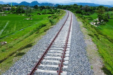 Öğleden sonra Endonezya kırsalında demiryolu manzarası