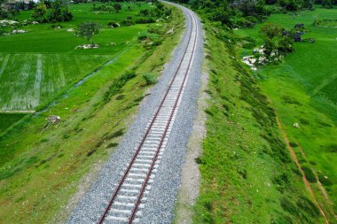 Öğleden sonra Endonezya kırsalında demiryolu manzarası