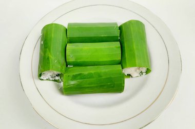 Muz yapraklarına sarılı beyaz pirinç keki.